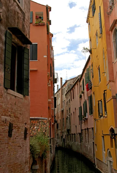 Navigable  channel of water in the city of Venice — Stock Photo, Image