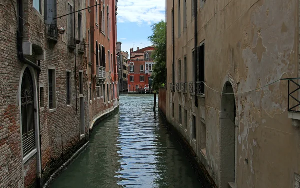 Narrow navigable  channel of water in the splendid city of Venic — Stock Photo, Image