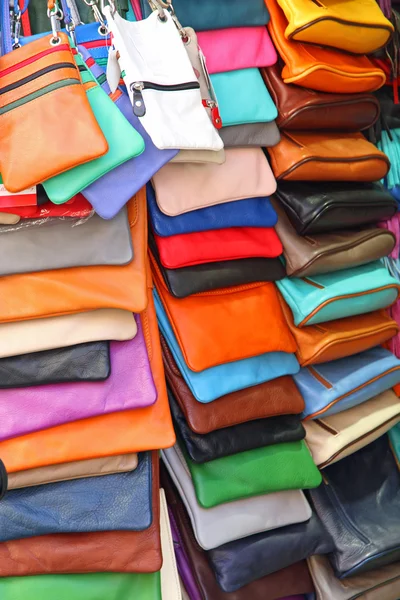 Many colored leather handbags on sale in the shop — Stock Photo, Image