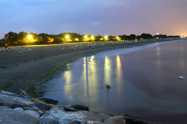 Natt syn på stranden med lit — Stockfoto