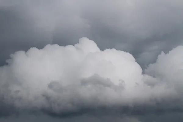 Cielo nuvoloso piombo con grandi nuvole piogge 1 — Foto Stock