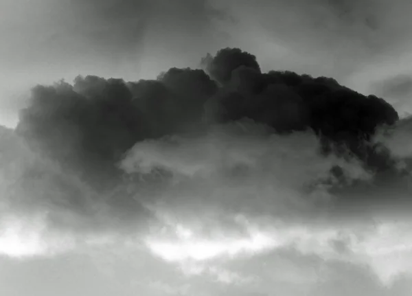 Cielo nublado de plomo con grandes nubes cargadas de lluvia 2 — Foto de Stock