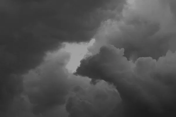 Cielo nublado con nubes muy grandes — Foto de Stock