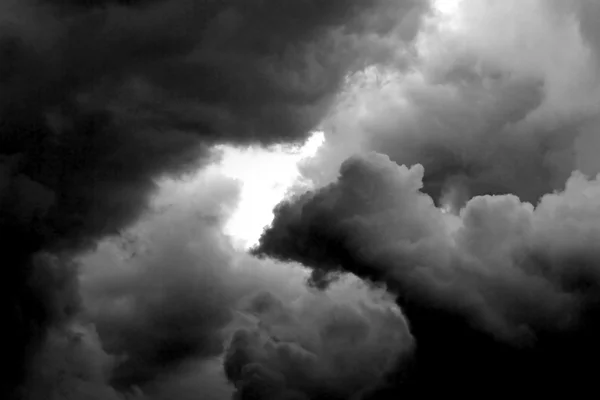 非常に暗い非常に曇った天候嵐の準備 2 — ストック写真