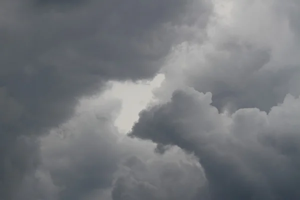 Grandes nubes oscuras cargadas de lluvia — Foto de Stock