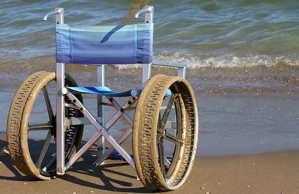 Rolstoelen voor mensen met een handicap op het strand — Stockfoto