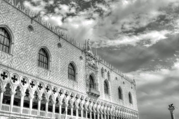 Vévodský palác na náměstí piazza san marco v Benátkách — Stock fotografie