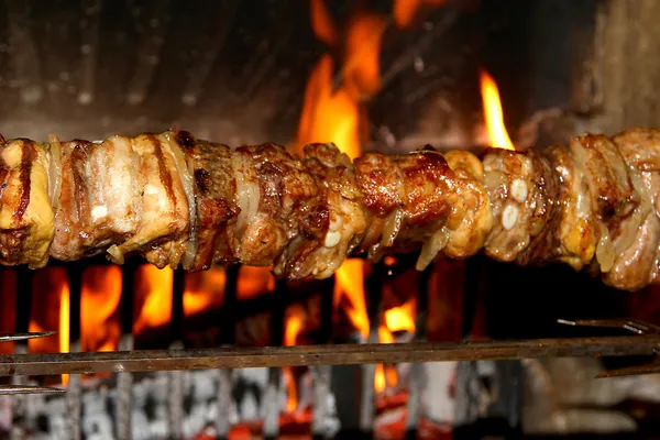 Espetos de carne cozidos em uma saliva na lareira 2 — Fotografia de Stock