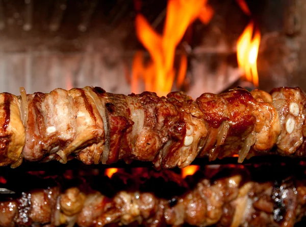 Cuspir assado com carne cozida em um cuspo na lareira 1 — Fotografia de Stock