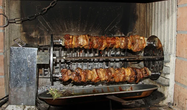 Good skewered chicken and Bacon cooked in the fireplace  3 — Stock Photo, Image