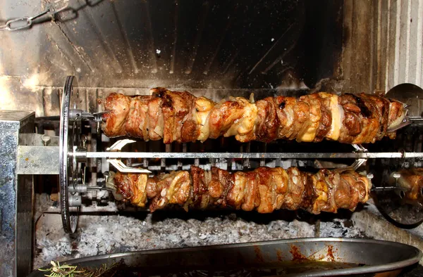 Smakelijke vlees gekookt in de open haard met het spit 2 — Stockfoto