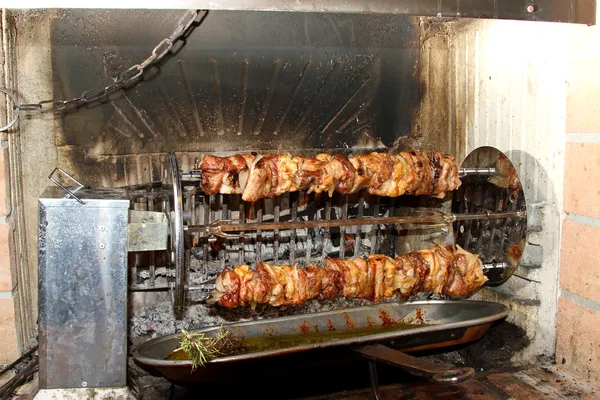 Espetos de carne cozidos foco muito lento e girado várias vezes — Fotografia de Stock