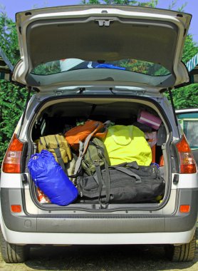 araba dolu bavul ve Valizler yaz tatilleri için