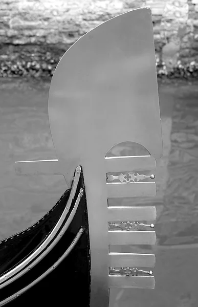 Gondola łuk w Wenecji z charakterystyczny kształt — Zdjęcie stockowe