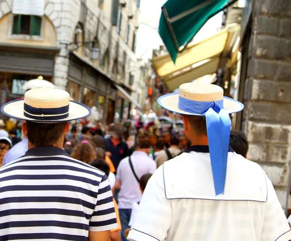 Dois gondoleiros esperando por comentários em Veneza perto da Ponte Rialto — Fotografia de Stock