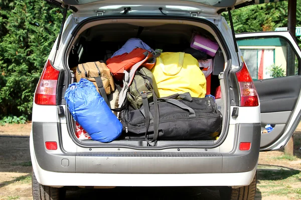 Auto mit Kofferraum voller Gepäck und Koffer für den Sommer — Stockfoto