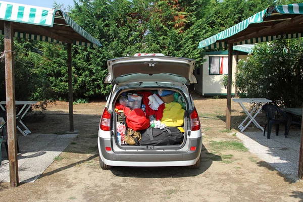 Auto mit vollem Kofferraum verlässt das Touristendorf — Stockfoto