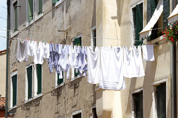 Drying laundry outdoors to dry the linen thread stretched betwee — Stock Photo, Image