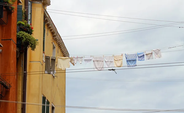 Drying laundry outdoors to dry the linen thread stretched betwee — Stock Photo, Image