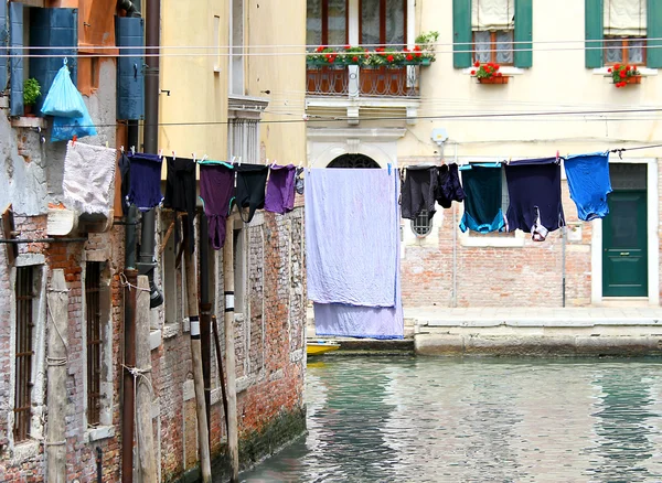 Сушка белья на канале, полном воды в Венеции — стоковое фото