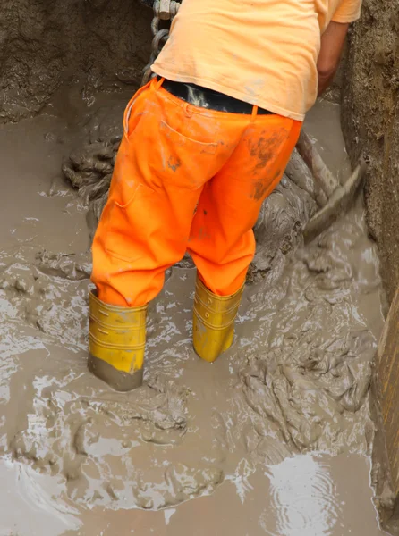 Pracownik buty w brązowy błoto podczas powodzi 2 — Zdjęcie stockowe