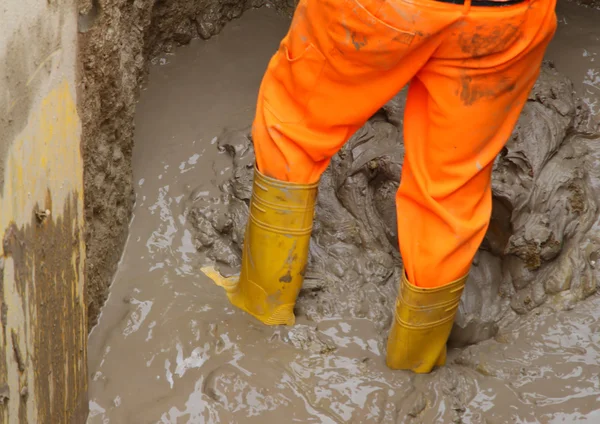 Worker boots in brown mud during the flood 1 — Stock Photo, Image