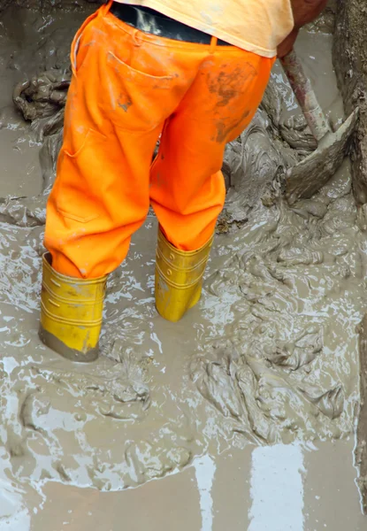 3 洪水の間に茶色の泥でワーカー ブーツ — ストック写真