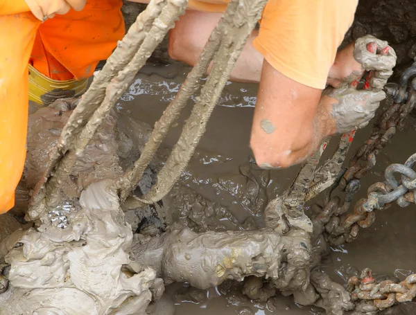 Trabalhador a trabalhar na escavação conecta os tubos da planta — Fotografia de Stock