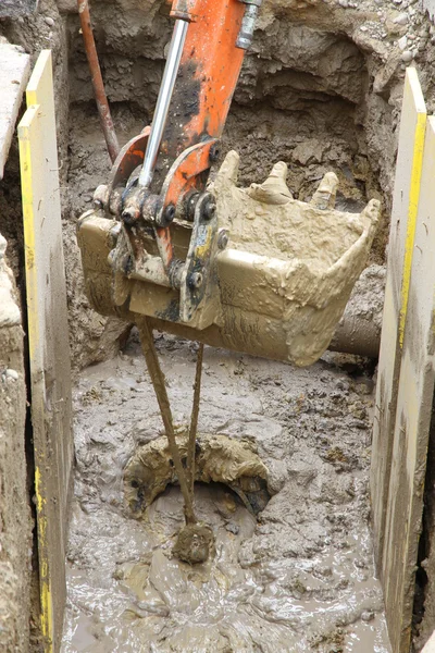 Secchio raschietto durante i lavori per la posa di uti sotterranei — Foto Stock