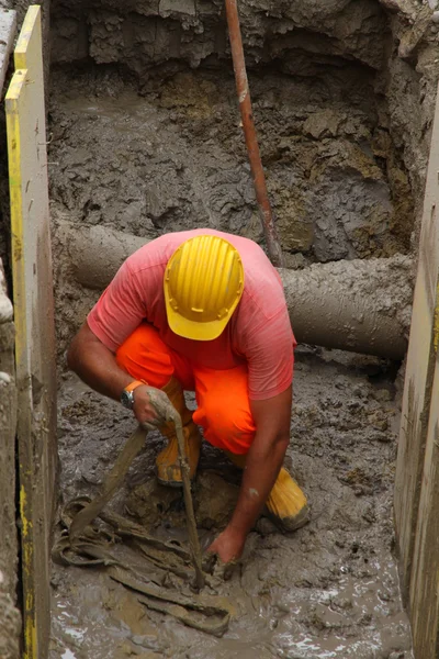 Bauarbeiter beim Aushub einer Baugrube für die — Stockfoto