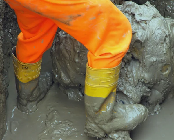 Worker boots in brown mud during the flood 5 — Stock Photo, Image