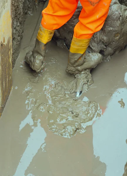 Pracovní boty v hnědé bahno během povodní 6 — Stock fotografie