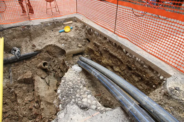 Tubi sotterranei per la posa di fibre ottiche e l'acquedotto 3 — Foto Stock