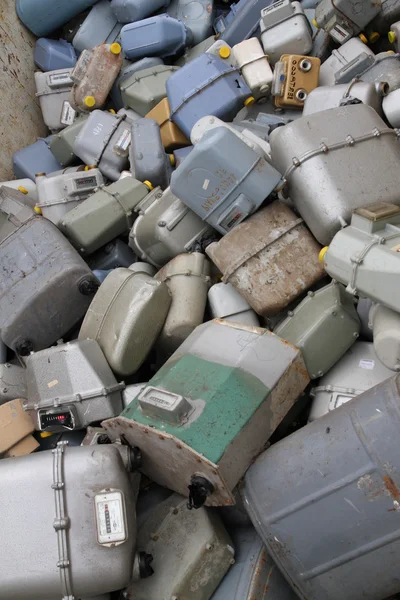 Gebroken gas tellers en oud in speciale afval storten — Stockfoto