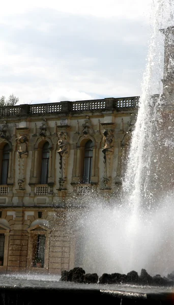 巨大的喷泉和花园的神话般的别墅 Contarini 在 Pia — 图库照片