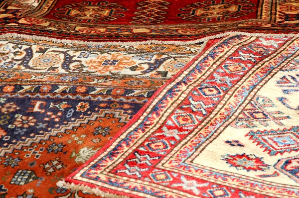 Kolorowe i piękne dywany z czystej wełny dziewiczej dostępne w s — Zdjęcie stockowe