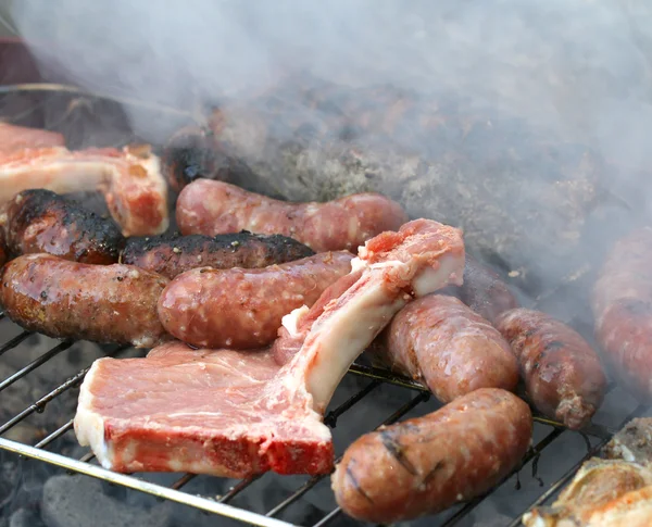 Churrasco de carne grelhada com carne de porco e salsichas 1 — Fotografia de Stock
