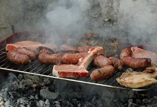 Churrasco de carne grelhada com carne de porco e salsichas 2 — Fotografia de Stock