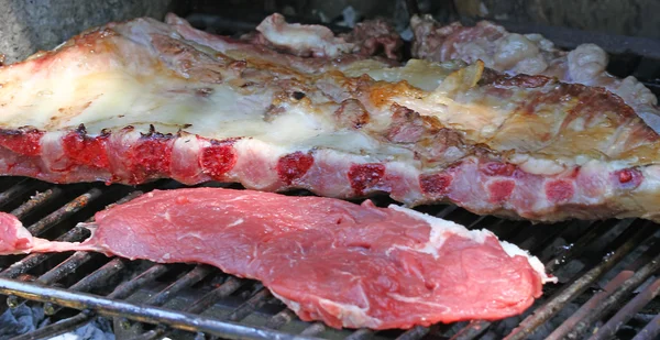 3 bahçesinde barbekü ile büyük ızgara domuz pirzolası — Stok fotoğraf