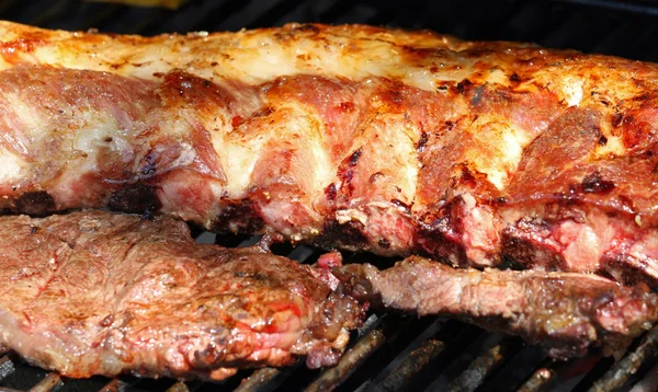 Chuletas de cerdo a la parrilla gigante con barbacoa en el jardín 4 —  Fotos de Stock