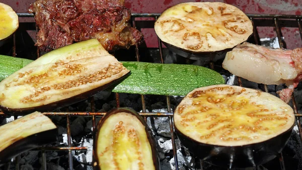 Баклажани та кабачки та овочі на грилі на барбекю 2 — стокове фото