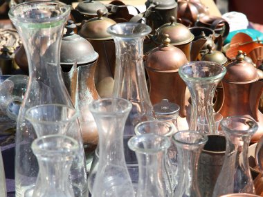 Eski cam şişeler ve antika dükkanındaki bakır içinde kapsayıcılar