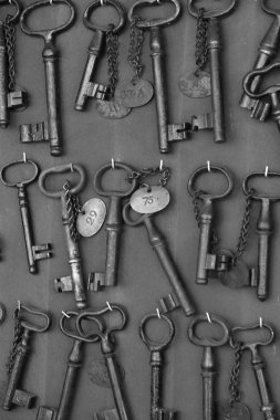 bir antikacı anahtarlarında eski demir