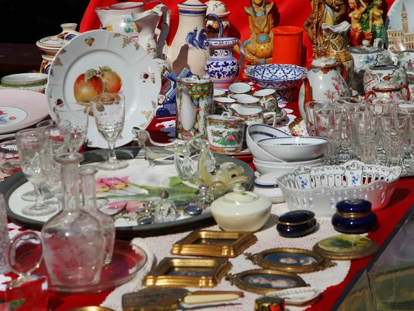 Keramische kopjes met de theepot en andere antieke voorwerpen in de een — Stockfoto