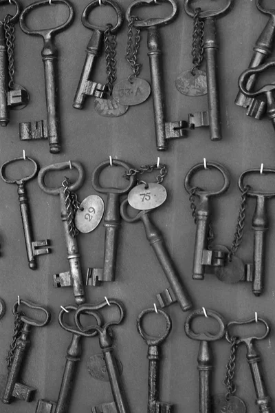 bir antikacı anahtarlarında eski demir