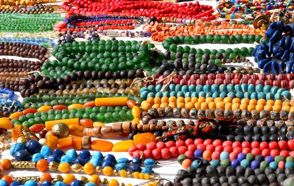 Bonitos collares de estilo africano en venta en el mercado de pulgas — Foto de Stock