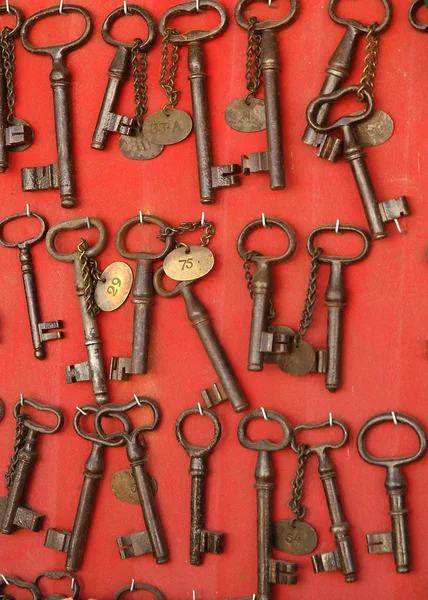 Antiguas llaves de hierro oxidado en una tienda de antigüedades — Foto de Stock