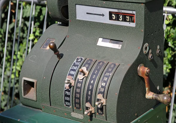 Ancienne caisse enregistreuse à vendre au marché aux puces 2 — Photo