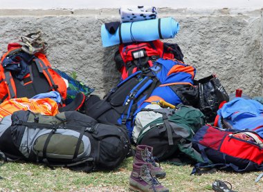 sırt çantaları ve boyscout 1 yürüyüşten sonra yığılı bot