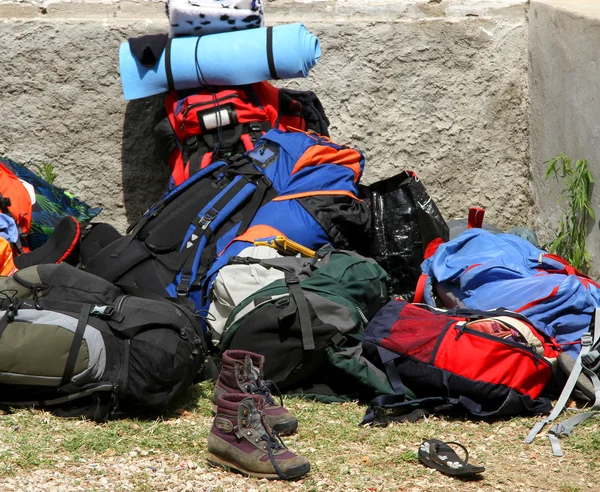 Mochilas sacos e botas empilhados após o longo passeio do menino — Fotografia de Stock